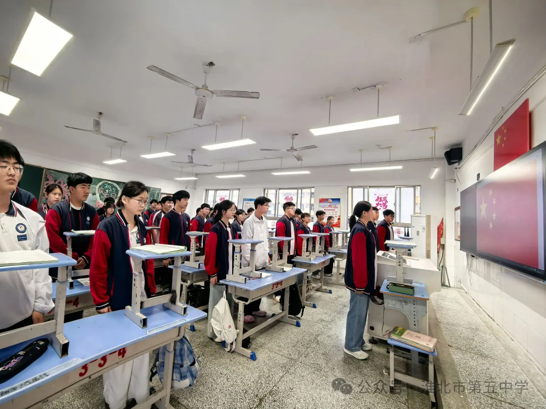 云端奏响青春歌 电波传递毕业情——毕业专题升旗仪式举行
